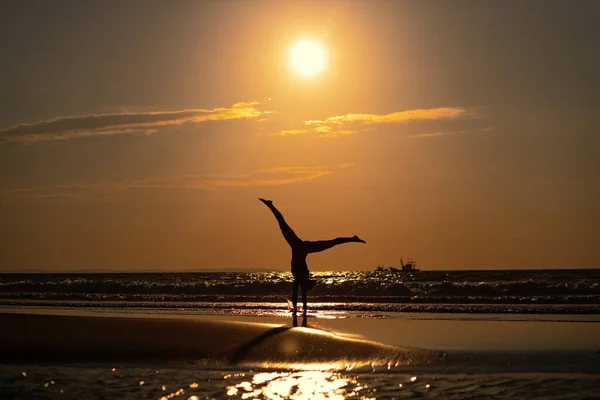 Вид Жінки Обертається Догори Ногами Пляжі Сході Сонця — стокове фото