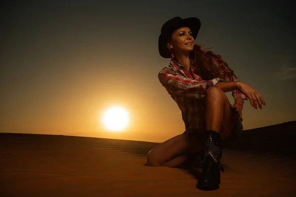 Sexy Cow Girl Aux Dunes Sable Rouge Coucher Soleil — Photo