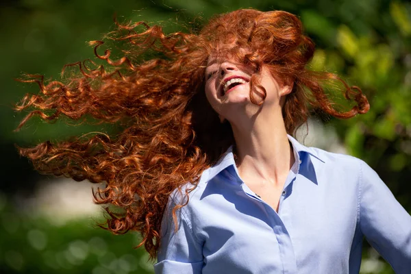 Linda Mujer Joven Con Pelo Streaming Encantador Sentido Del Humor — Foto de Stock