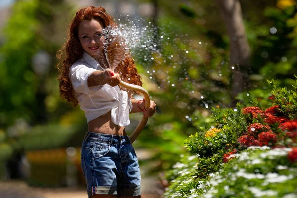 Hermosa Mujer Jardín Regando Flores Con Manguera Riego Dirigida Cámara — Foto de Stock