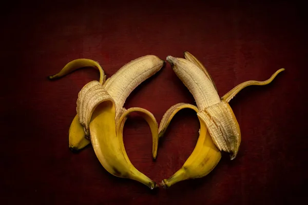 어두운 배경에 바나나가 아름다운 — 스톡 사진