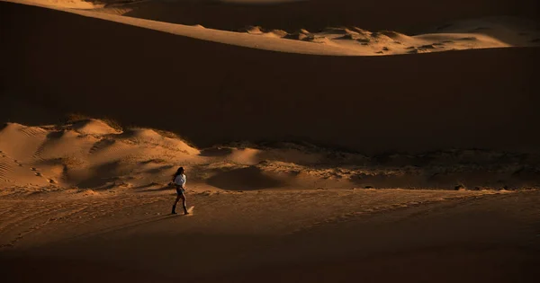 Žena Cestovatel Při Západu Slunce Červené Písečné Duny Zanechává Stopy — Stock fotografie