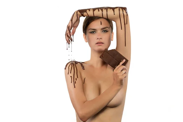 Ritratto Modello Femminile Con Barretta Cioccolato Applicando Maschera Cioccolato Naturale — Foto Stock