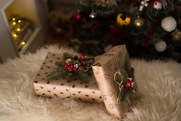 Regali Vicino All Albero Natale — Foto Stock