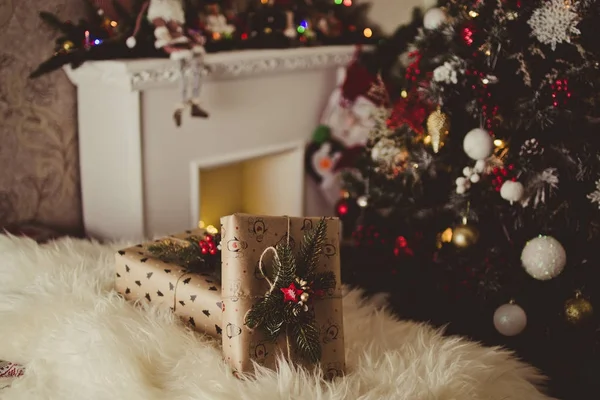 Bellissimi Regali Festa Sotto Albero Natale — Foto Stock