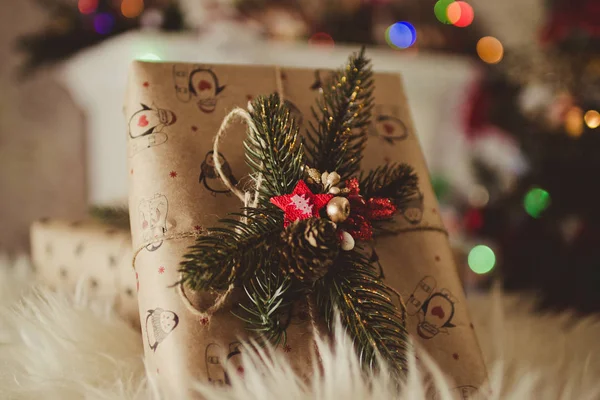 圣诞树下美丽的节日礼物 — 图库照片