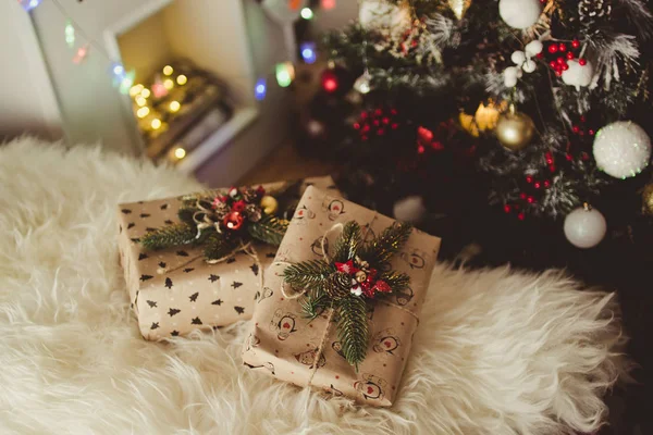 Schöne Weihnachtsgeschenke Unterm Weihnachtsbaum — Stockfoto