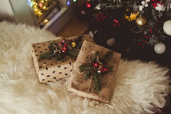 Όμορφες Διακοπές Δώρα Κάτω Από Χριστουγεννιάτικο Δέντρο — Φωτογραφία Αρχείου