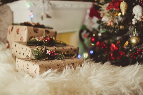 Bellissimi Regali Festa Sotto Albero Natale — Foto Stock