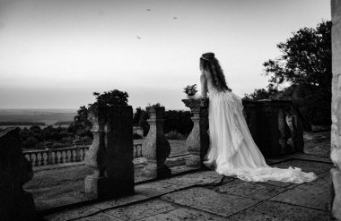 Büyüleyici bir kalede güzel bir kız, beyaz elbiseli bir gelin, siyah beyaz