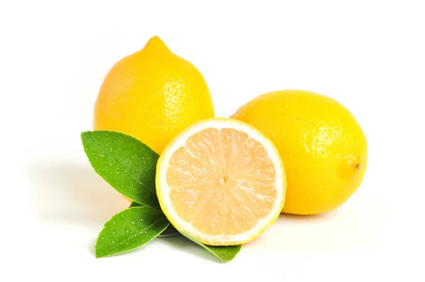 Citronové ovoce izolované na bílém pozadí. Čerstvé citróny. Žlutá le — Stock fotografie