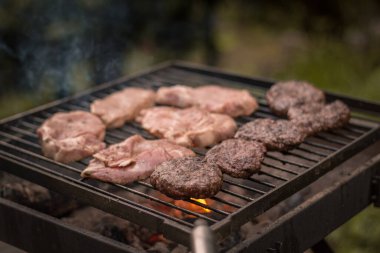Et, barbekü ve ateş.