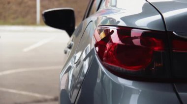 Otomobilin kapısını açan adam. Erkek işadamının eli, güzel genç bayan için arabanın kapısını açar ve tutar. Arabaya bin..