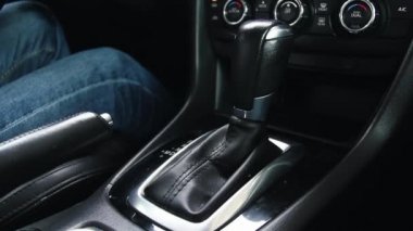 Dişi el vites değiştiriyor. Otomatik vites, otomatik vites değişimi, P 'den D' ye park 'tan sürücü' ye taşınır.