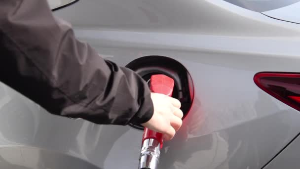 ガソリンスタンドでガソリン車にガソリンを充填する男の閉鎖 — ストック動画