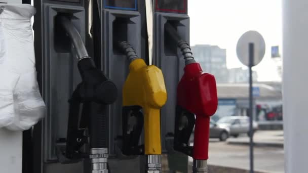 ガソリンスタンドで異なるガソリン銃 ガス燃料ポンプノズル ガソリンスタンドの燃料用各種ピストル — ストック動画