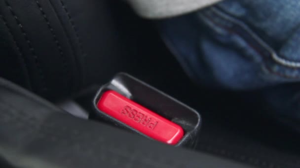 Αρσενική Χέρι Στερεώνοντας Ζώνη Καθίσματος Αυτοκινήτου Ασφαλείας Ενώ Κάθεται Στο — Αρχείο Βίντεο