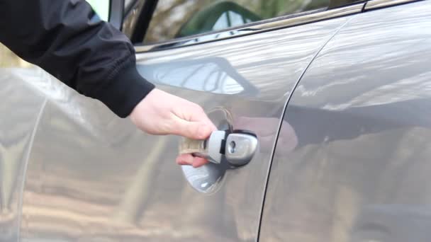 Man Opent Deur Van Auto Hand Van Mannelijke Zakenman Opent — Stockvideo