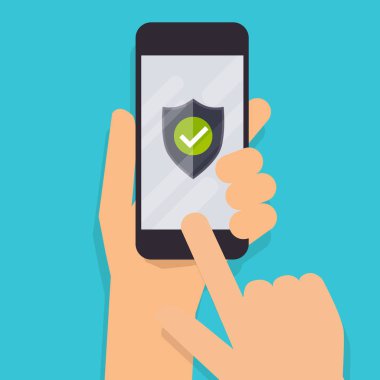 Telefon ile yeşil kalkan tutan el
