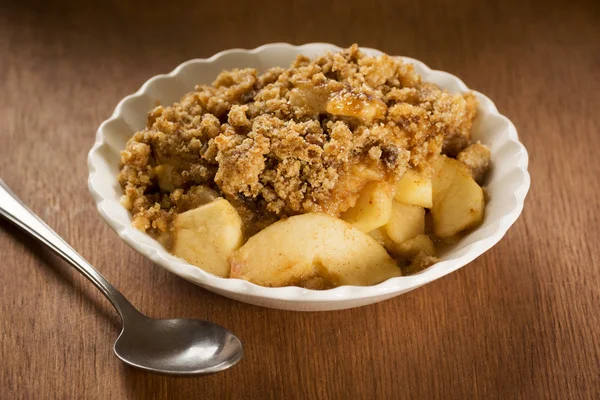 Bol de pommes croustillantes ou Crumble aux pommes — Photo