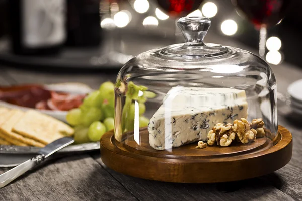 Gorgonzola, nebo sýrem, vlašskými ořechy a vínem na sváteční večírek — Stock fotografie