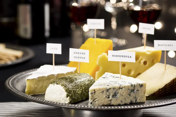 Festa festiva de degustação de queijos e vinhos — Fotografia de Stock