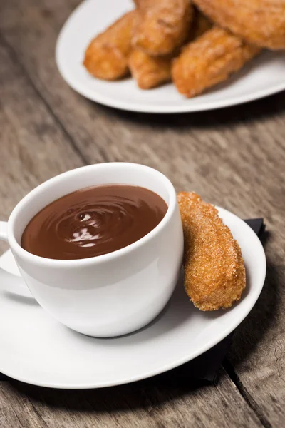 Churros (Spanisch gebratener Teig) und heiße Schokolade — Stockfoto