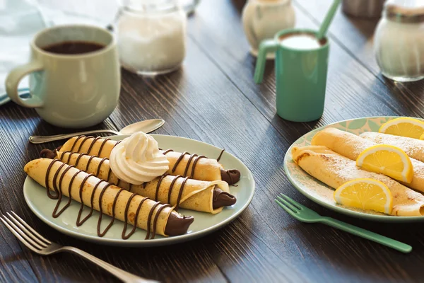 巧克力榛子传播和柠檬粉糖甜点薄饼 — 图库照片