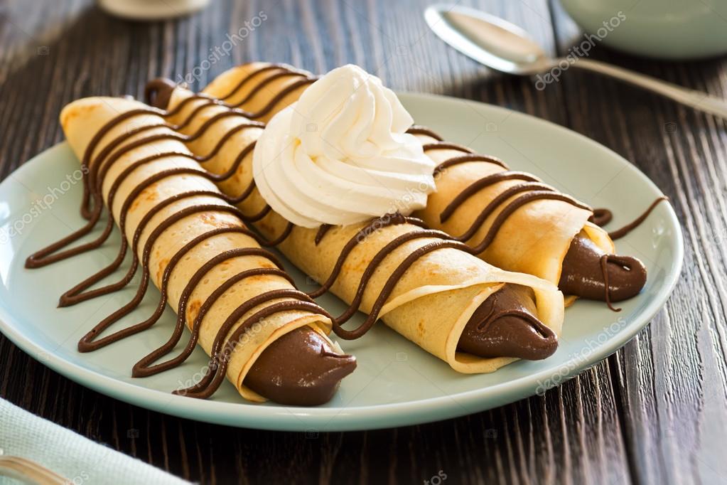 Nutella (Schokoladen-Haselnuss-Aufstrich) Crêpes mit Schlagsahne ...