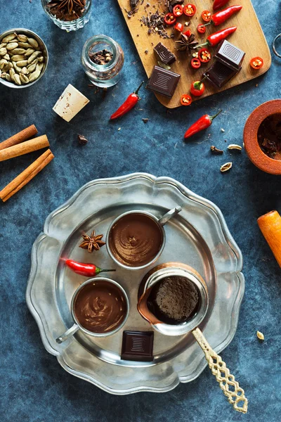 Deux tasses de chocolat chaud mexicain épicé et ingrédients — Photo