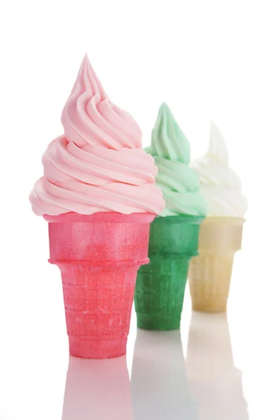 М'які служити морозиво або заморожений йогурт 3 ароматів — стокове фото