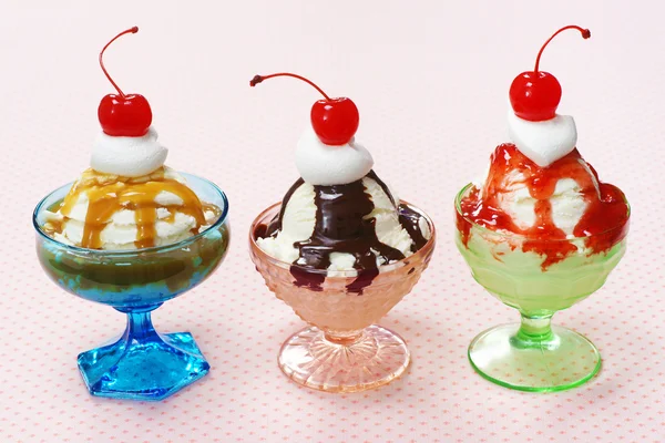 व्हिंटेज ग्लास डिशमध्ये तीन आईस्क्रीम सुंदे — स्टॉक फोटो, इमेज