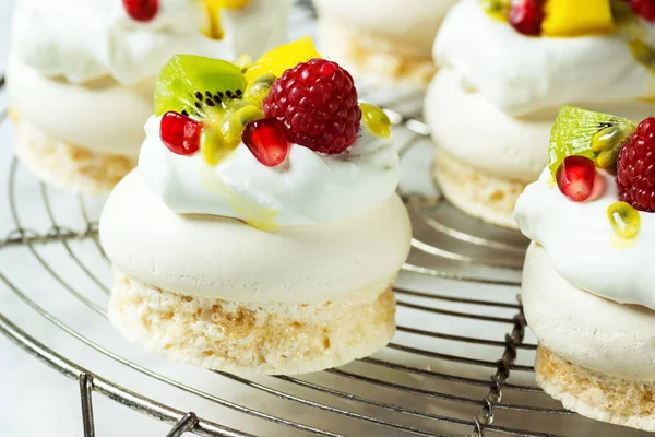 Enskilda Mini tropisk frukt Pavlovas på en kylning Rack — Stockfoto