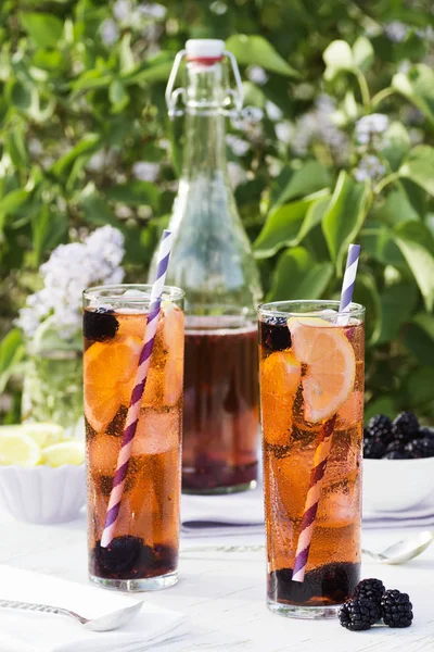 BlackBerry, чай з льодом в саду — стокове фото