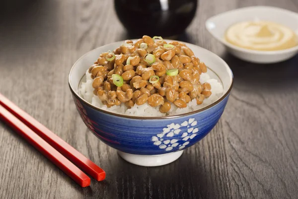 Natto, of Japanse, gefermenteerde sojabonen, Over rijst — Stockfoto