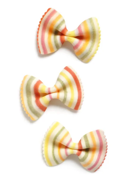 Pasta a rayas de colores Farfalle (Bowtie) sobre fondo blanco —  Fotos de Stock