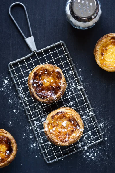 Pasteis de Nata или Заварной пирог с сахарной пудрой — стоковое фото