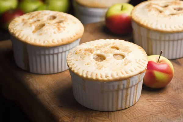 Мини-персональные яблочные пироги — стоковое фото
