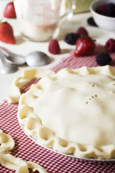 Невареный ягодный пирог с жареной корочкой — стоковое фото