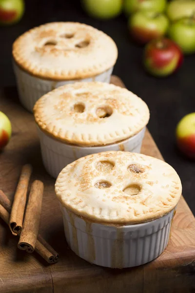 Три миниатюрных яблочных пирога с корицей — стоковое фото