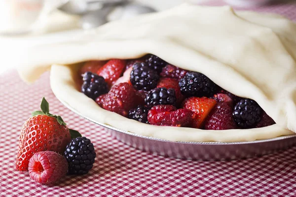 Making a Pie: Layering the Dough for the Top Corust Over the Berries — стоковое фото