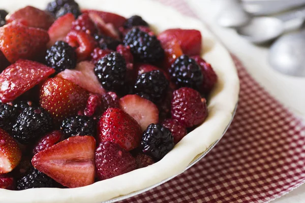Летние ягоды в сырой скорлупе пирога — стоковое фото