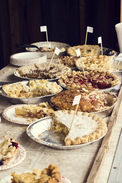 Diverse taarten te koop bij de marktkraam — Stockfoto