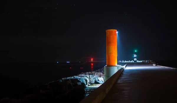 Leuchttürme in der Nacht am Pier am Strand von Barra in Portugal — Stockfoto