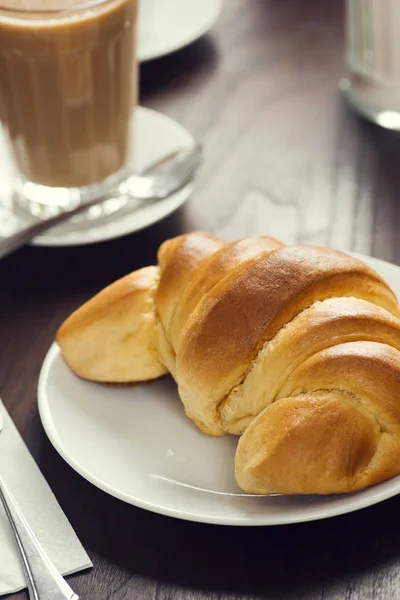 Portuguese Breakfast: Croissant Roll and Galao Coffee — Stock Photo, Image