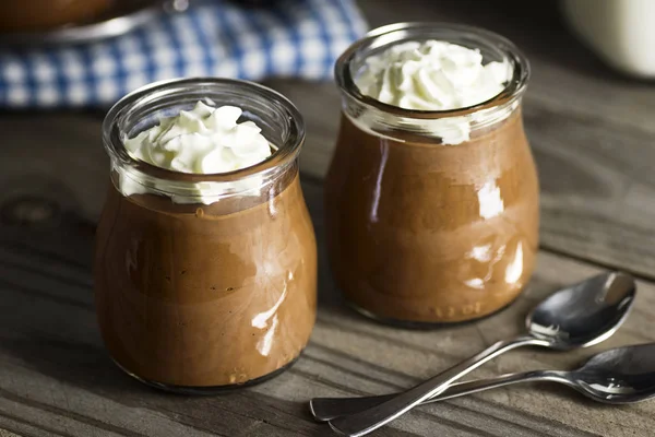 Chokladpudding med vispgrädde i glas-koppar — Stockfoto