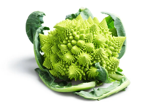 Romanesco bloemkool of Broccoli van Romanesco op witte achtergrond — Stockfoto