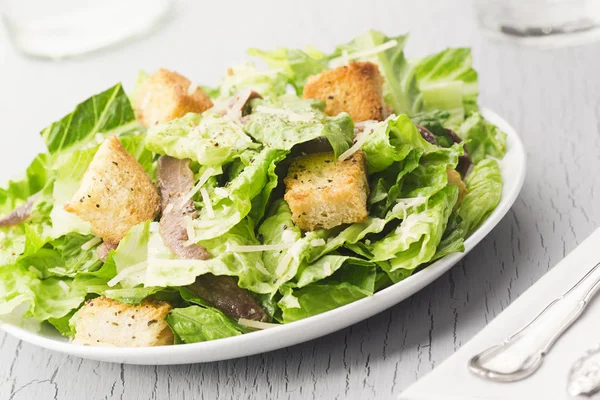 Caesar salade met ansjovis — Stockfoto