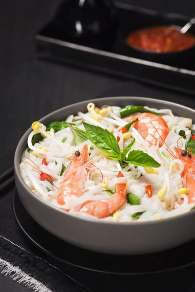 Острый азиатский суп с лапшой с креветками и базиликом — стоковое фото