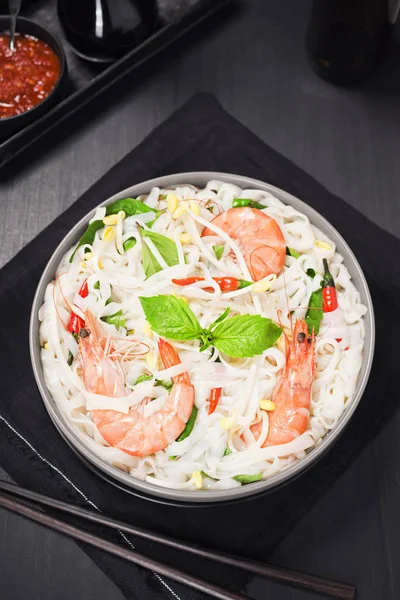Sopa de fideos de arroz asiático picante con camarones y albahaca —  Fotos de Stock